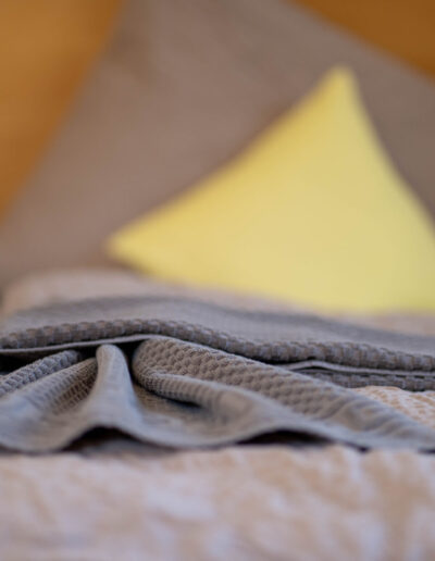 Schön gefaltete Handtücher auf Bett