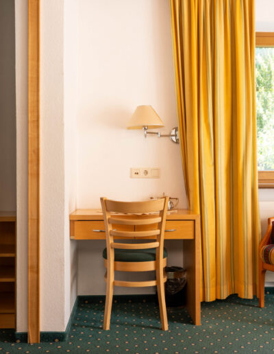 Familienzimmer Tisch mit Steckdosen und Lampe