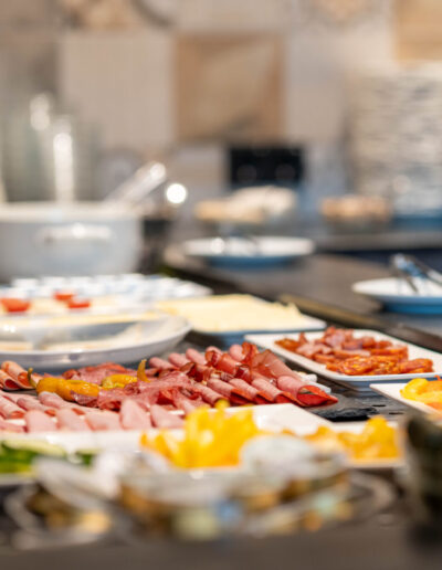 Der Frühstücksbereich mit Wurst- und Käsetheke