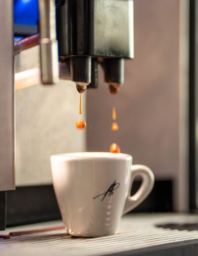 Eine Tasse Kaffee zum Frühstück wird heruntergelassen