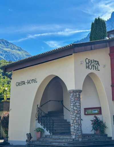 Wanderhotel Cresta Garni mit Bushaltestelle