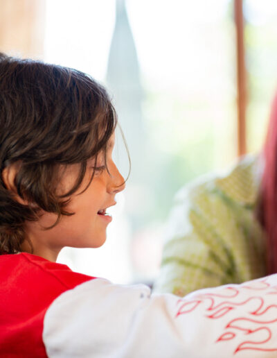 Mutter und Kinder haben Spaß in der Lounge