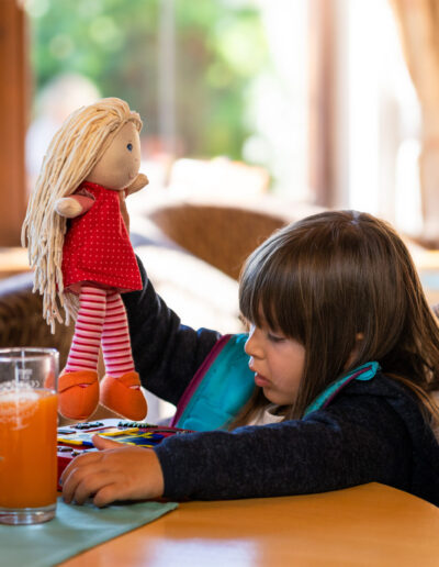 Mutter und Kinder haben Spaß in der Lounge Mädchen mit Puppe