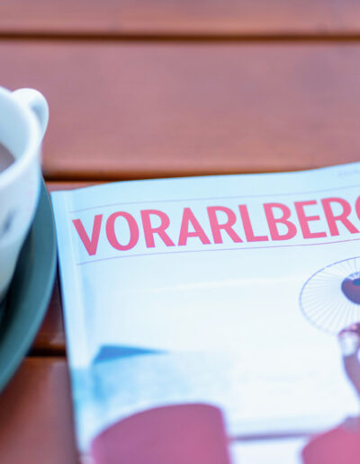 Kaffee, Säfte und Magazine auf Terrasse