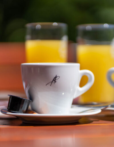 Kaffee, Säfte und Magazine auf Terrasse