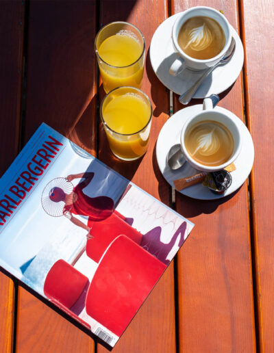 Kaffee, Säfte und Magazine auf Terrasse